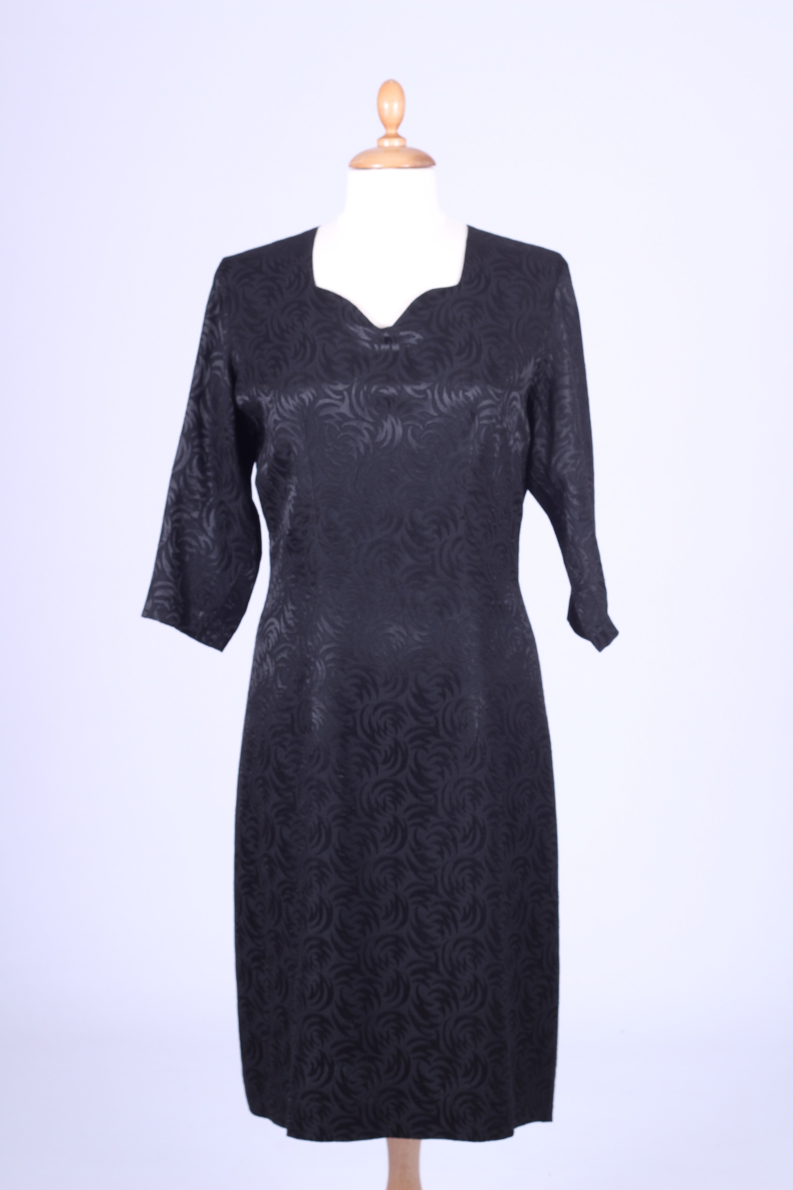 Sort kjole i silkebrokade 1960. XL