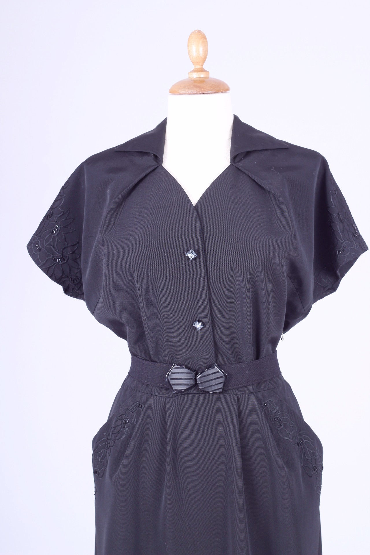 Sort kjole med perlebroderi 1950. L