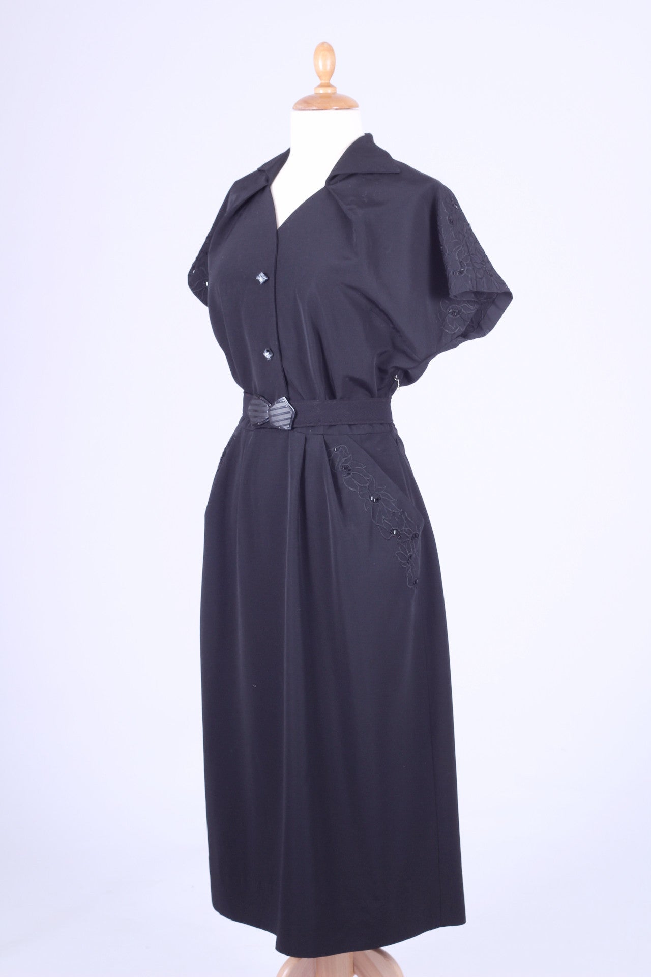 Sort kjole med perlebroderi 1950. L