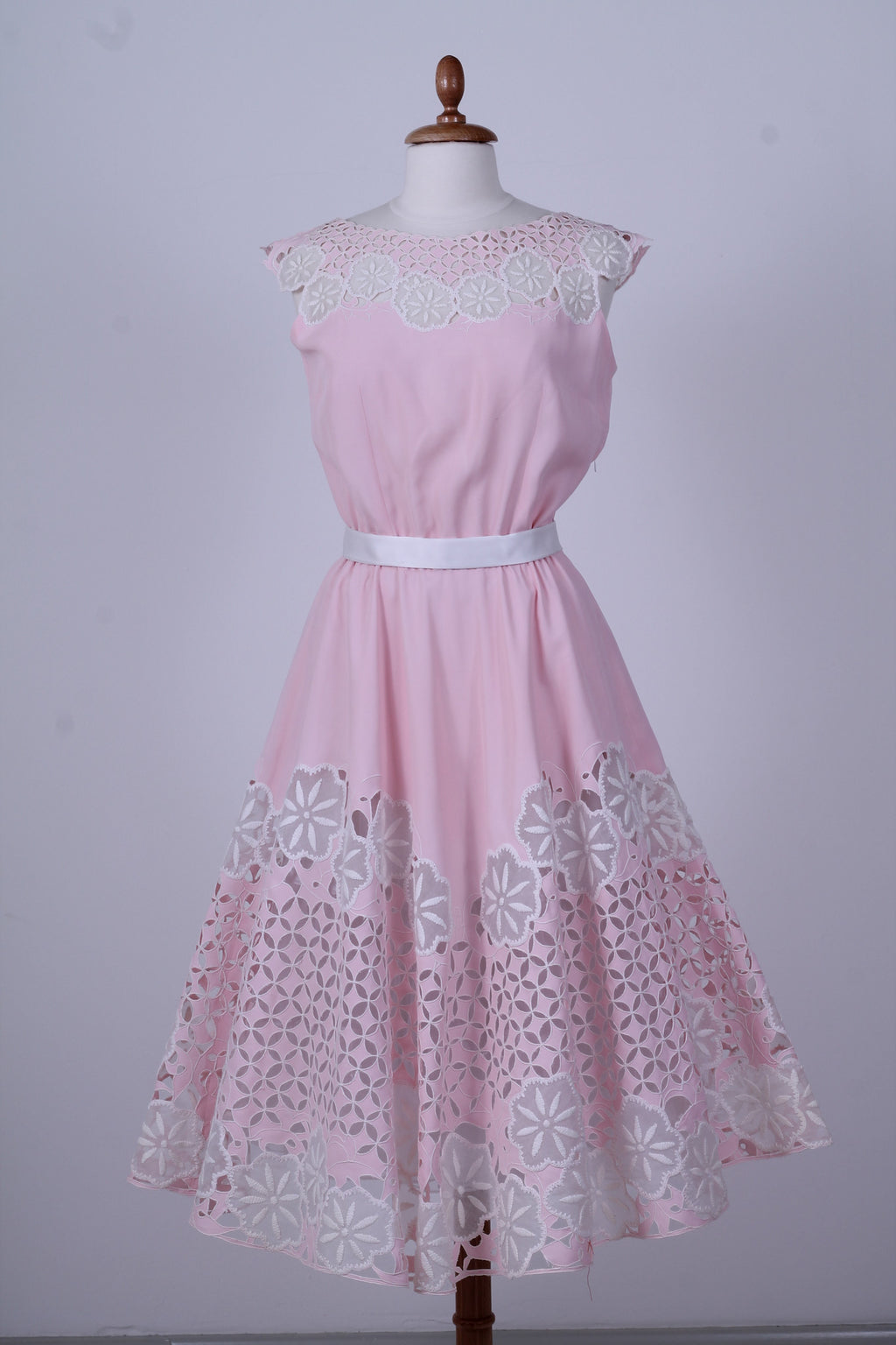 Solgt vintage tøj - Rosa selskabskjole med broderie-anglaise 1950. M - Solgt - Vintage Divine - 1