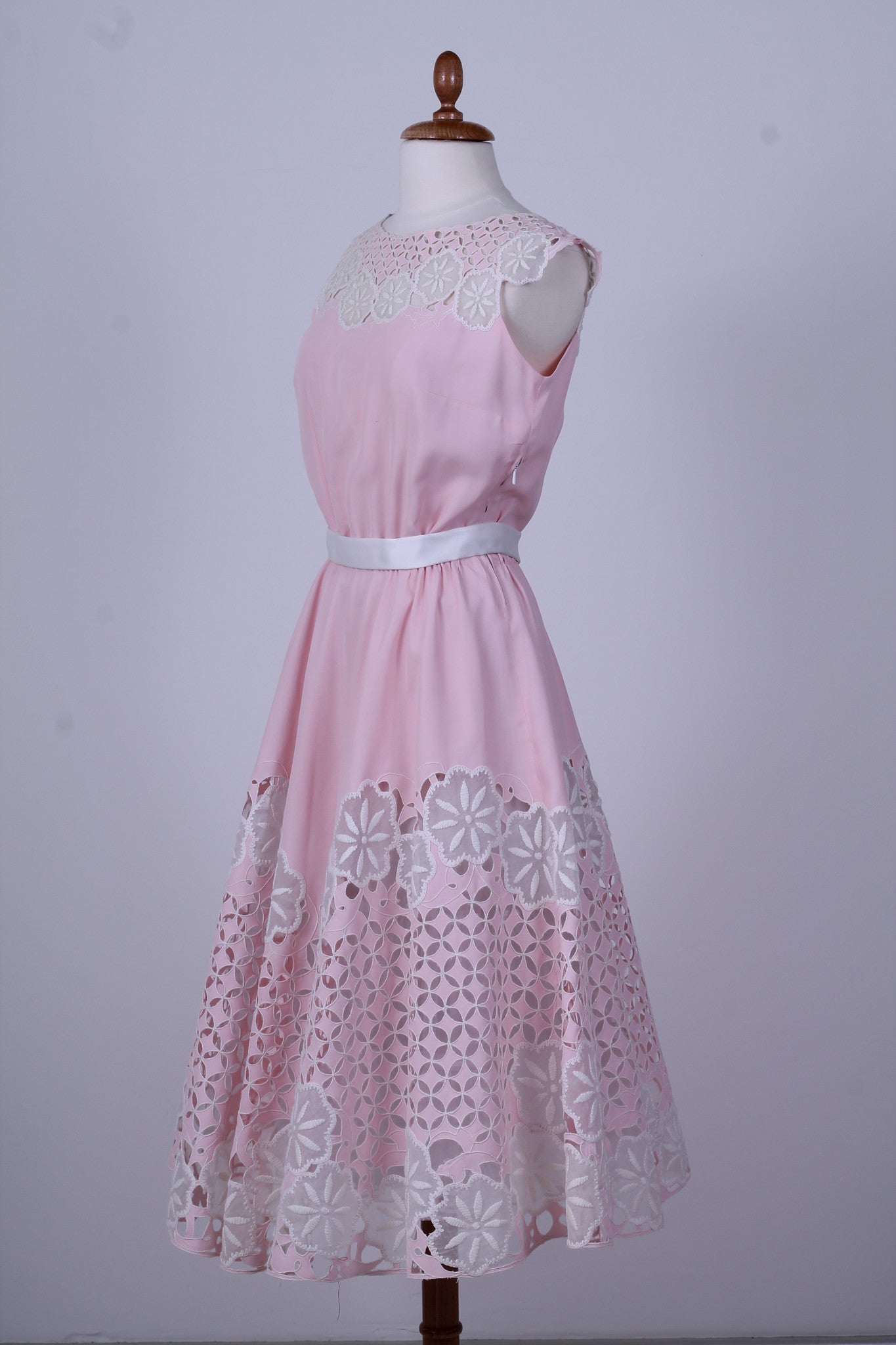 Solgt vintage tøj - Rosa selskabskjole med broderie-anglaise 1950. M - Solgt - Vintage Divine - 2