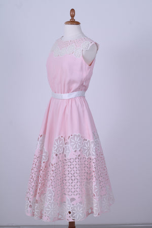 Solgt vintage tøj - Rosa selskabskjole med broderie-anglaise 1950. M - Solgt - Vintage Divine - 3