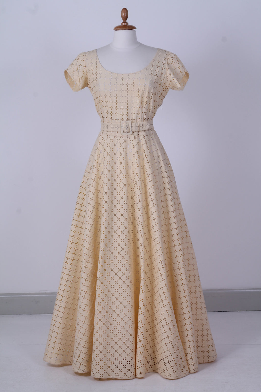 Solgt vintage tøj - Gul aftenkjole med broderie-anglaise 1950. M - Solgt - Vintage Divine - 1