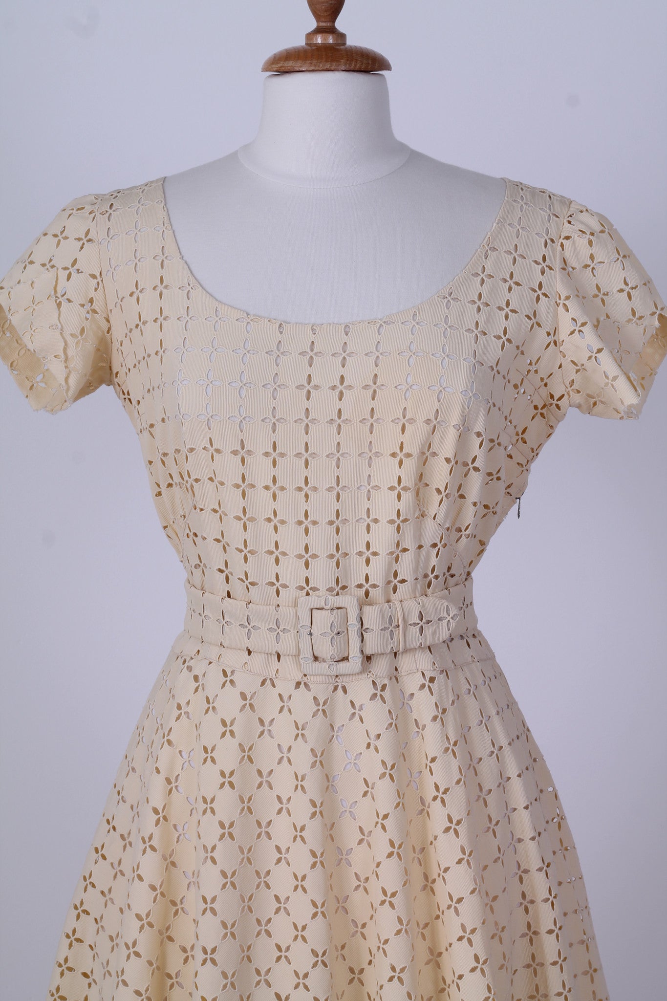 Solgt vintage tøj - Gul aftenkjole med broderie-anglaise 1950. M - Solgt - Vintage Divine - 4