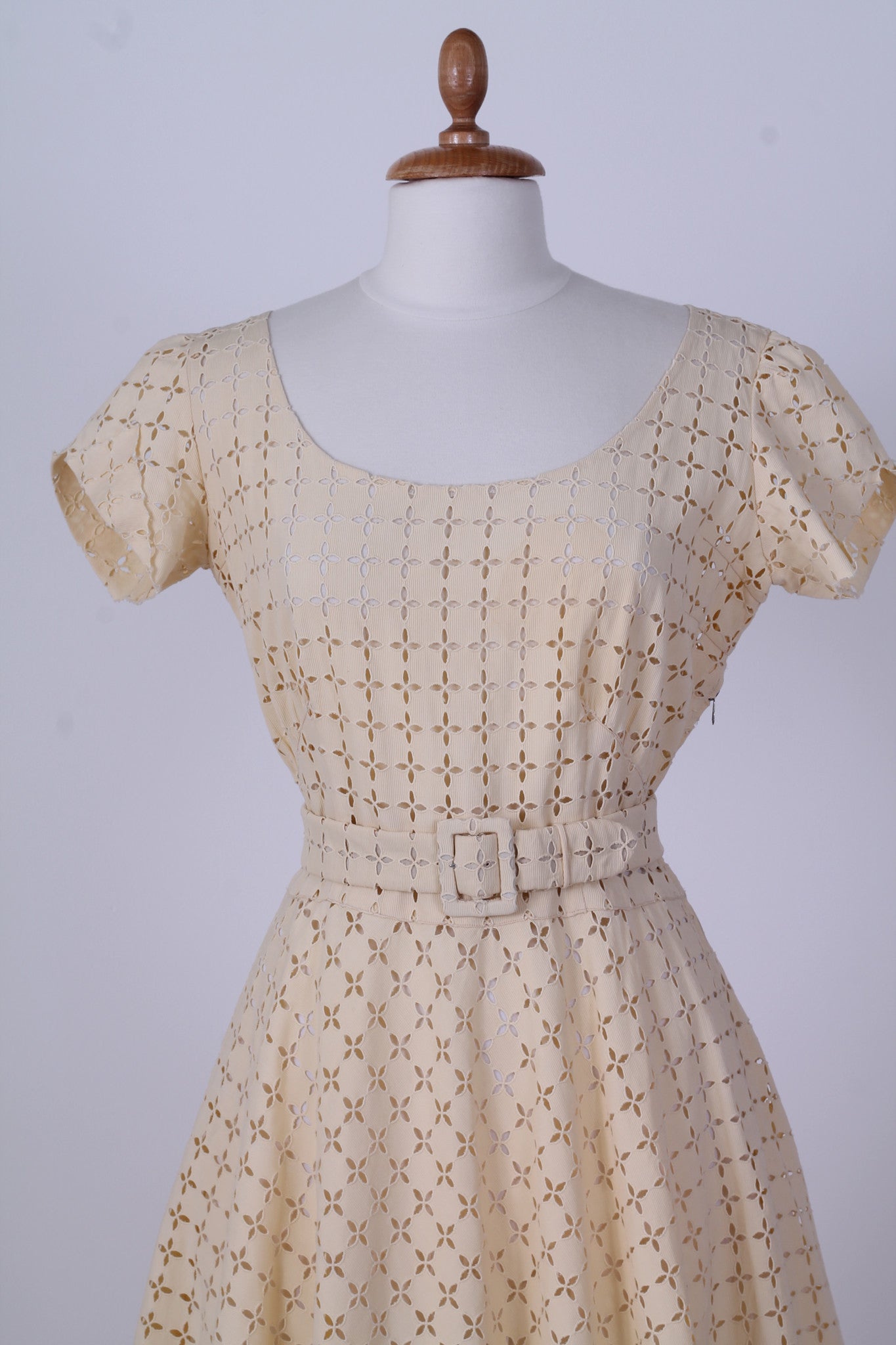 Solgt vintage tøj - Gul aftenkjole med broderie-anglaise 1950. M - Solgt - Vintage Divine - 6