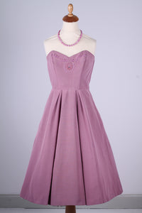 Solgt vintage tøj - Rosa selskabskjole med perlebroderi 1950. XS - Solgt - Vintage Divine - 1