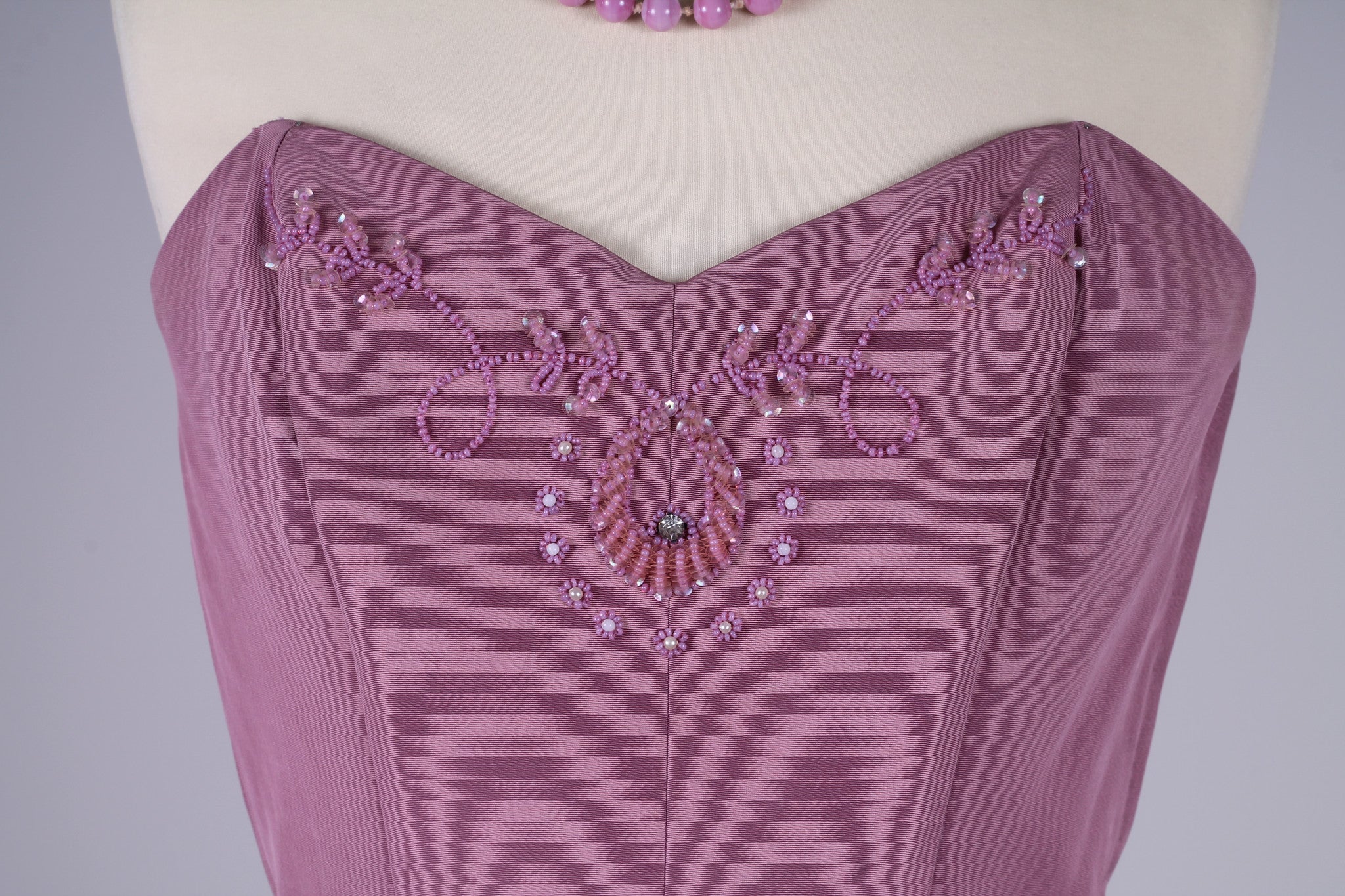 Solgt vintage tøj - Rosa selskabskjole med perlebroderi 1950. XS - Solgt - Vintage Divine - 9