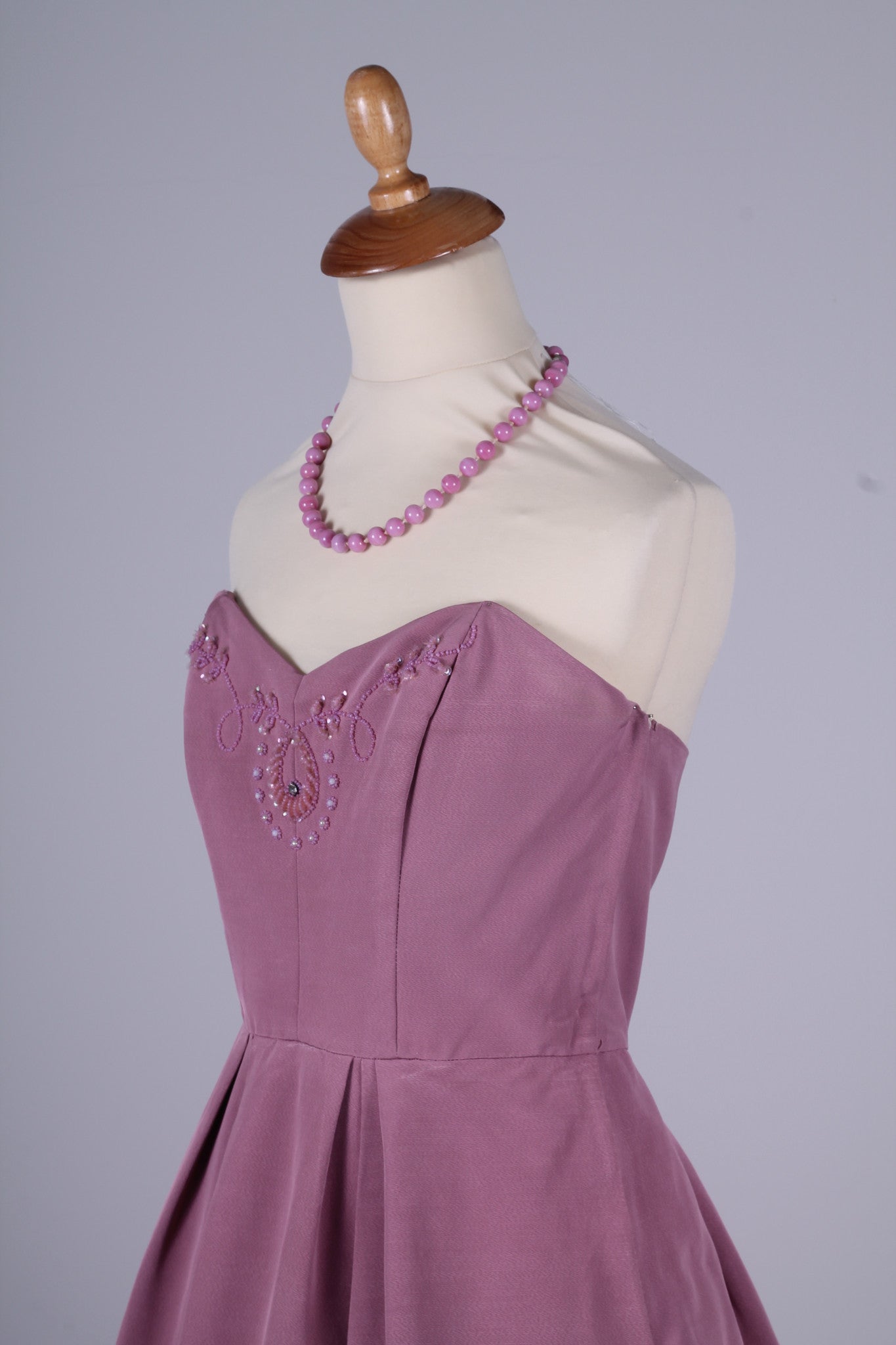 Solgt vintage tøj - Rosa selskabskjole med perlebroderi 1950. XS - Solgt - Vintage Divine - 2