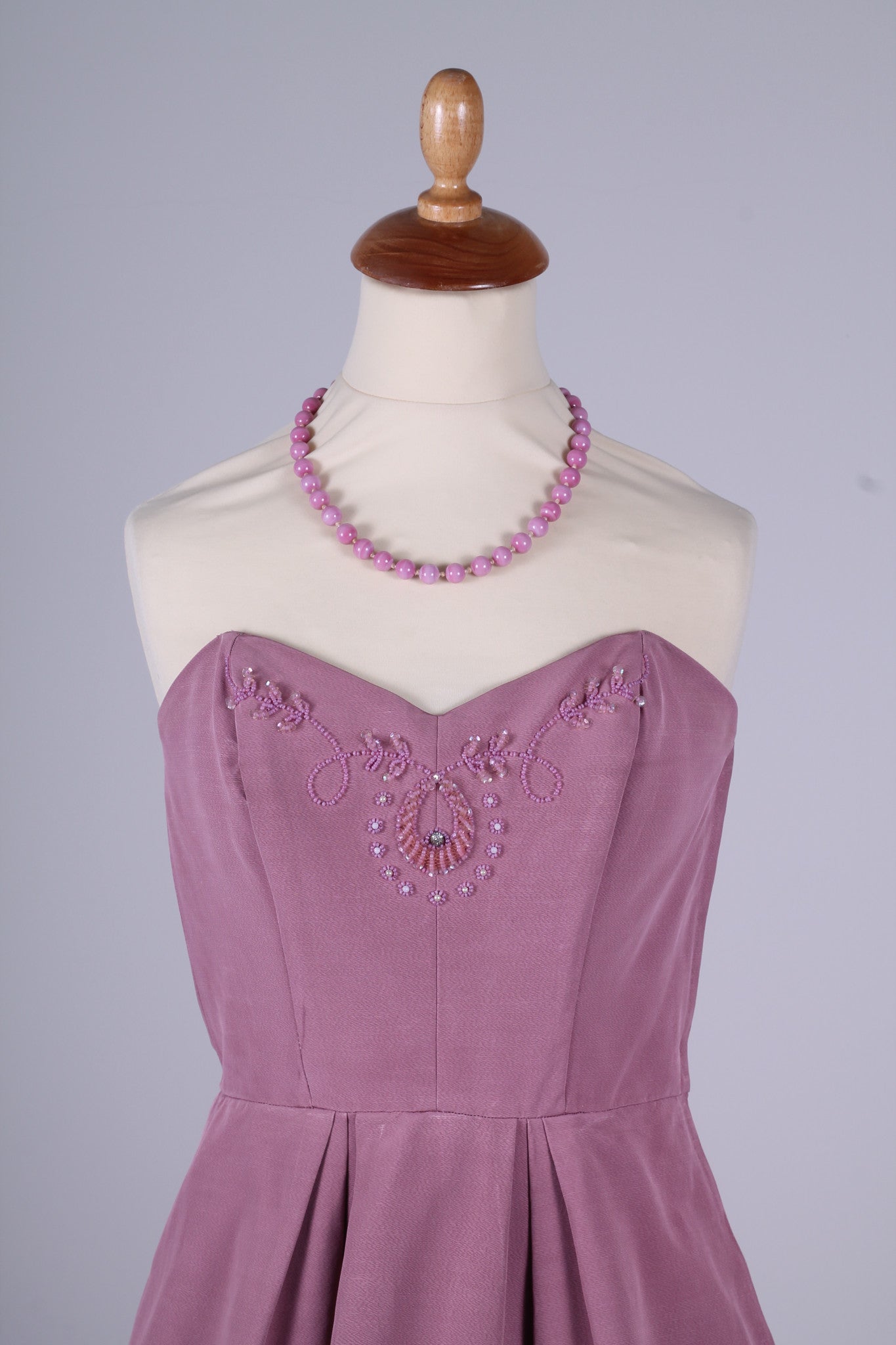 Solgt vintage tøj - Rosa selskabskjole med perlebroderi 1950. XS - Solgt - Vintage Divine - 3