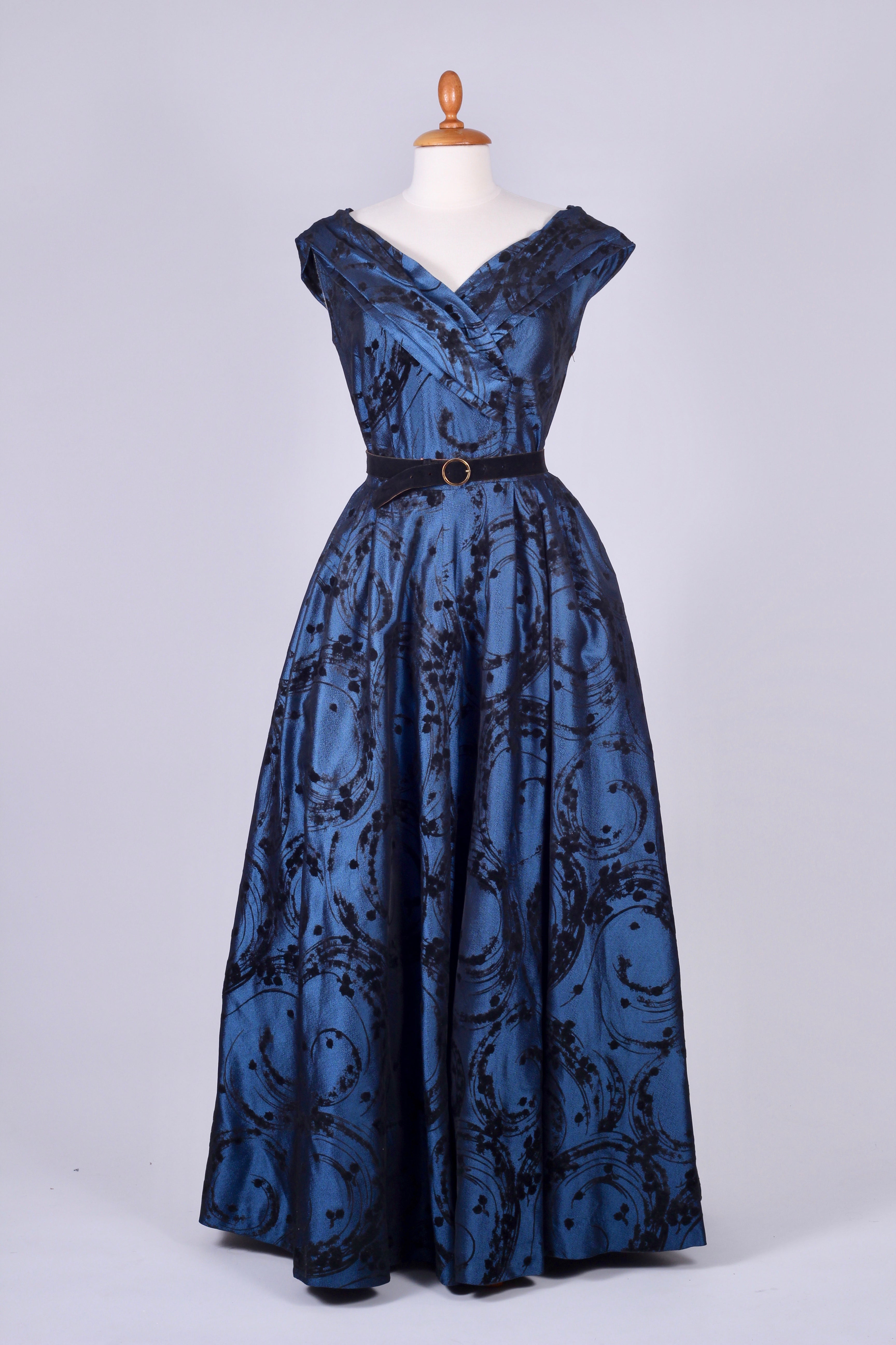 Blå aftenkjole med sort mønster 1950. S-M