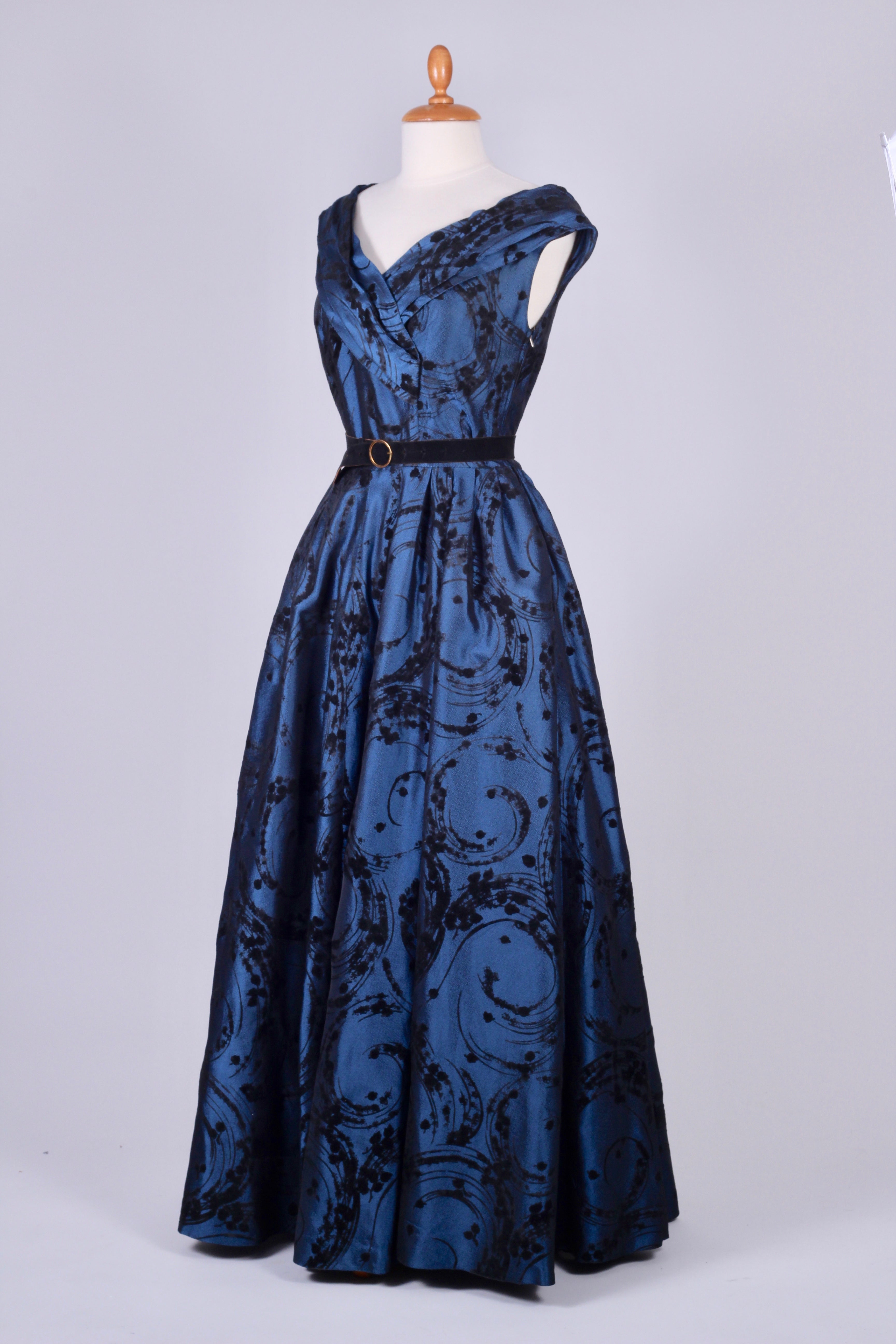 Blå aftenkjole med sort mønster 1950. S-M